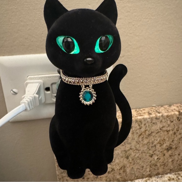 NWT. Bath & Body Works. Fancy black Cat Nightlight
Wallflowers Fragrance Plug. - Picture 2 of 13